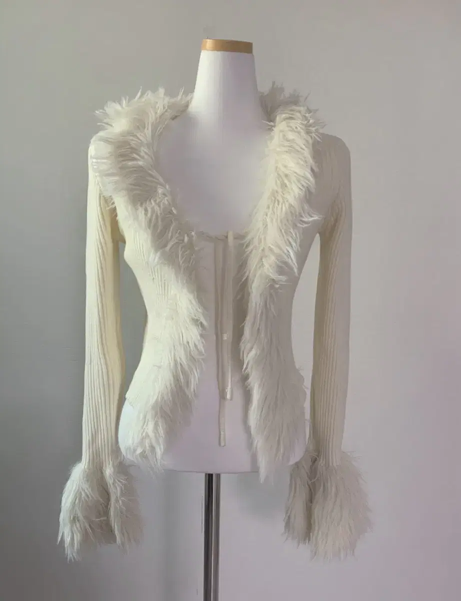 스젠 suzen creme bean strap fur cardigan